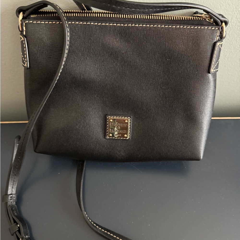 Dooney & Bourke Elegant Black Crossbody Bag
